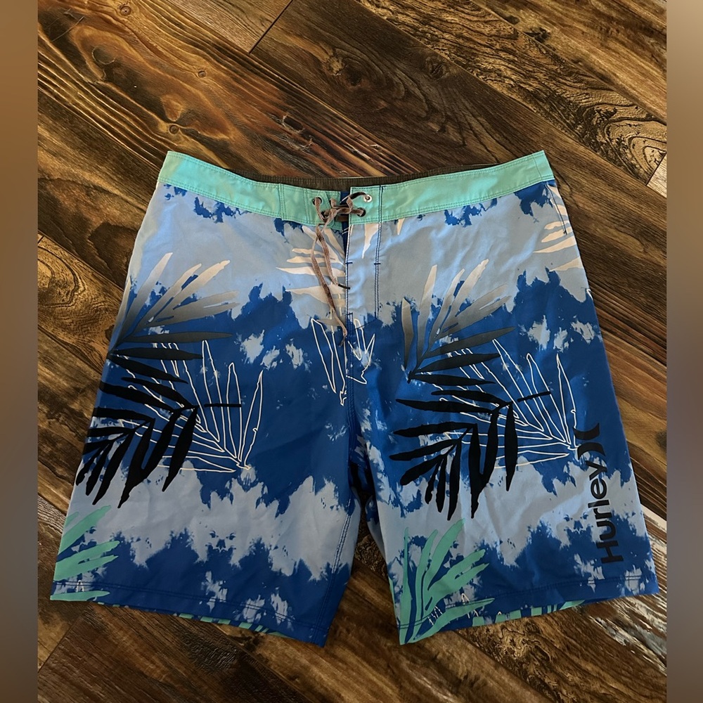 Men’s Hurley broad shorts. Size 36.